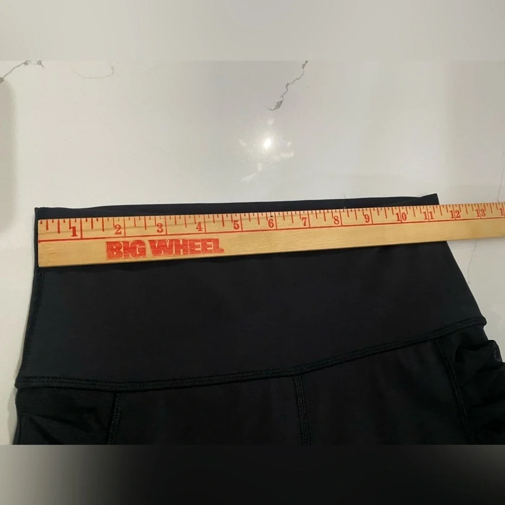 EUC!‎ Lululemon Sunshine Salutation Crop Leggings Mesh Inserts Black Size 4